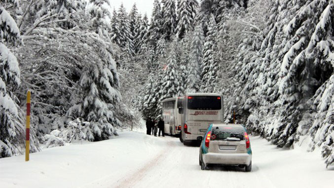 Na pojedinim deonicama puteva ima raskvašenog snega, potreban oprez u vožnji!