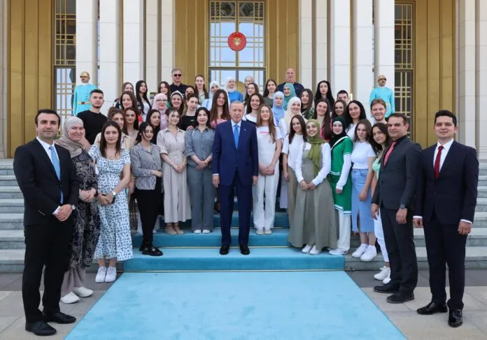 Erdogan ugostio učenike i profesore iz Srbije
